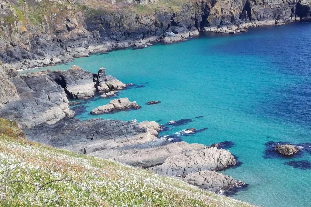 Farm Accommodation - The Lizard Peninsula, Cornwall Helston Bagian luar foto